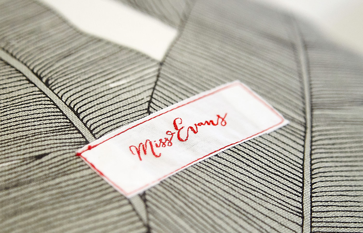 Schriftzug von Miss Evans auf einem Stück Stoff